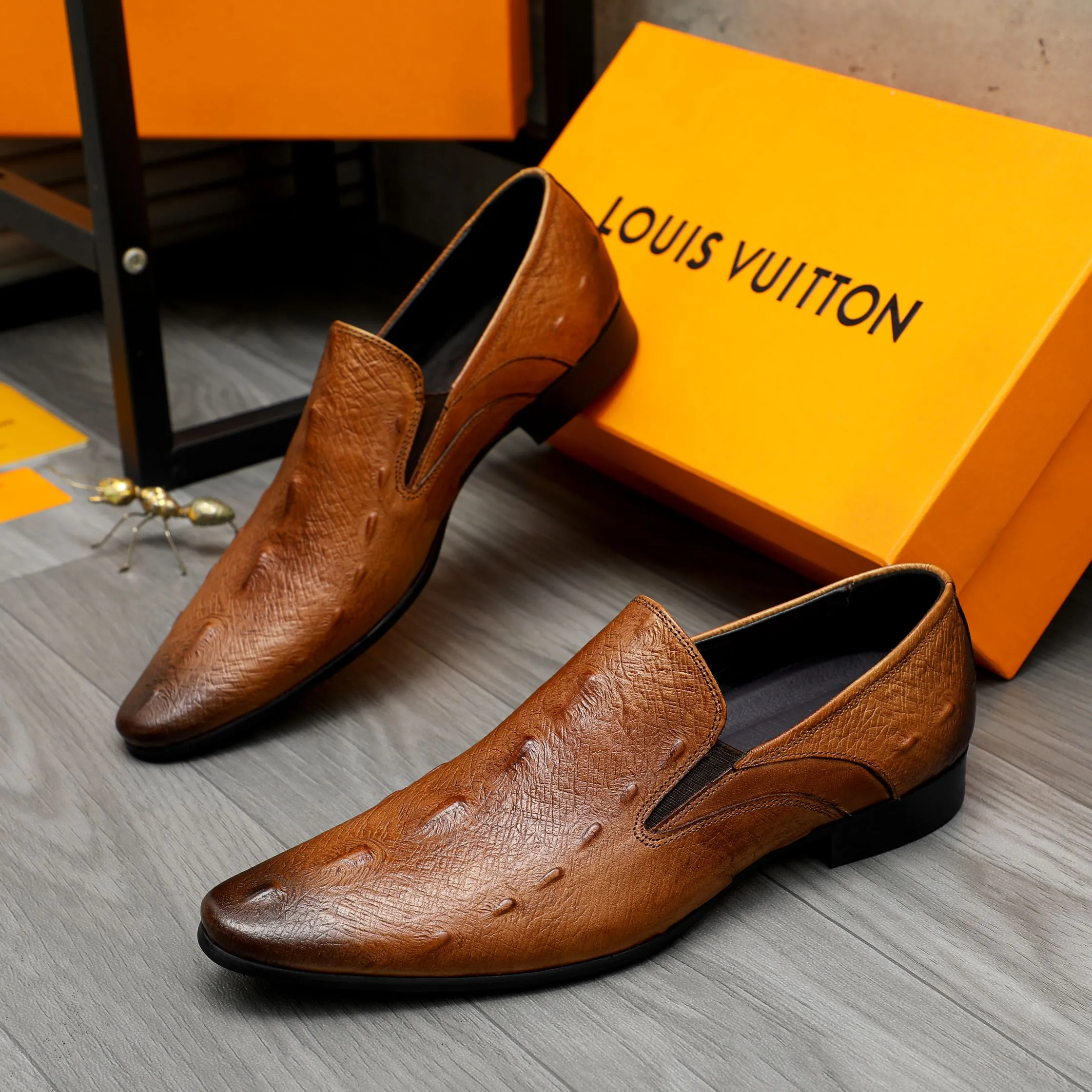 Men's shoes 💰500 Product trademark: LV "Louis Vuitton" business casual slip-on leather shoes Regular size: 37-46 Product material: Selected high-quality embossed cowhide upper, pigskin lining, rubber outsole